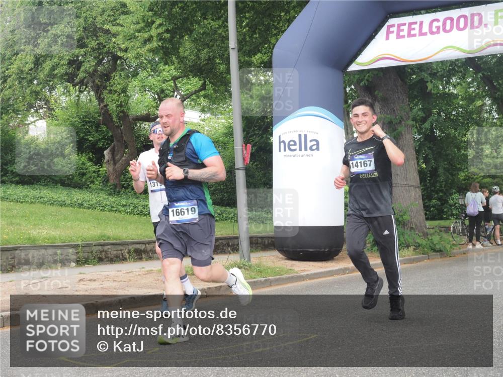 29.06.2025 - hella hamburg halbmarathon KatJ http://msf.ph/oto/8356770 29.06.2025 10:22:01 Zwischen KM18-KM19 1707, 1990 meine-sportfotos.de