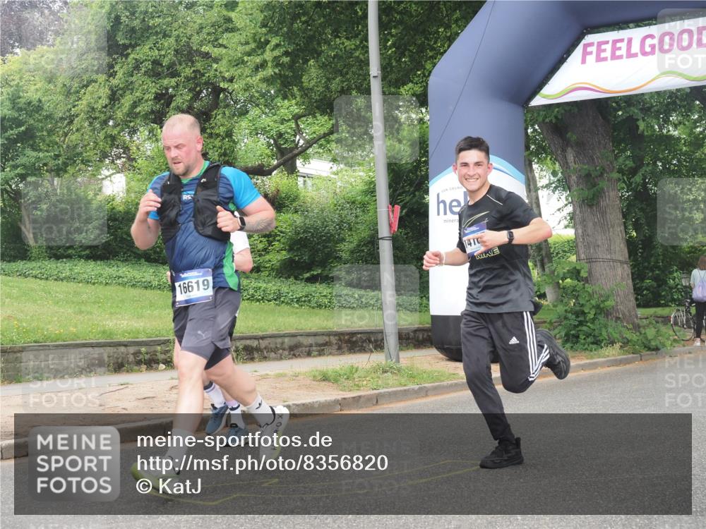 29.06.2025 - hella hamburg halbmarathon KatJ http://msf.ph/oto/8356820 29.06.2025 10:22:01 Zwischen KM18-KM19 1707, 1990 meine-sportfotos.de