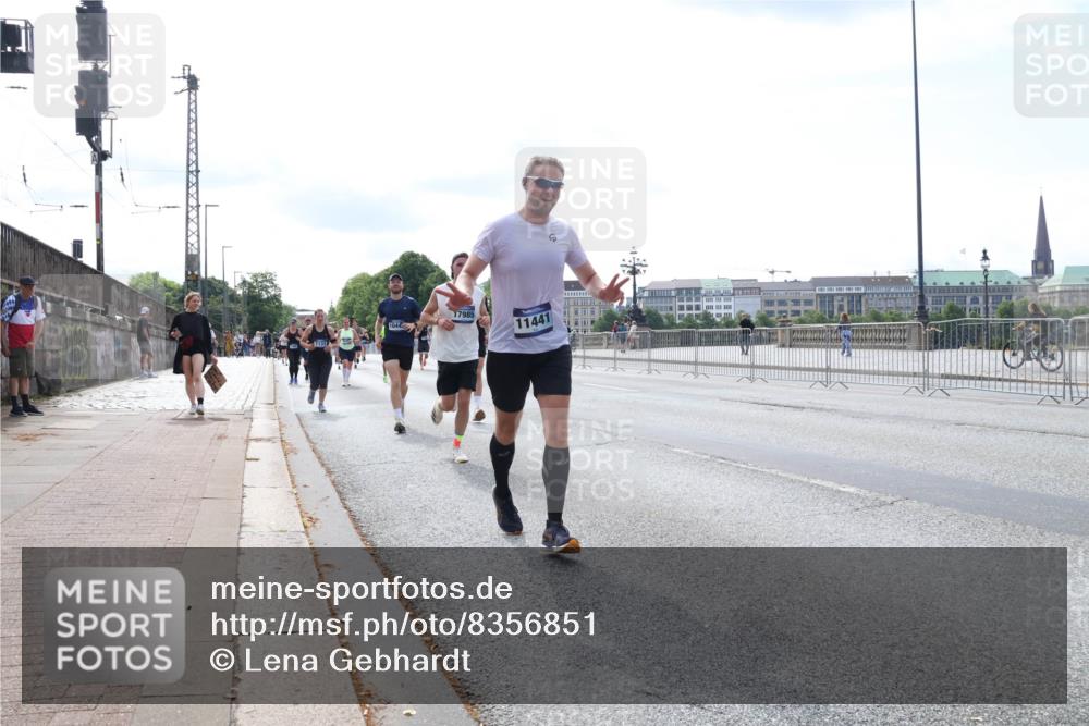 29.06.2025 - hella hamburg halbmarathon Lena Gebhardt http://msf.ph/oto/8356851 29.06.2025 10:13:55 Lombardsbrücke 1131, 1044, 17985, 11441, 1131, 1194, 1480, 1890, 2055, 2359, 2721, 2904, 2987, 4001, 4032, 4795, 4950, 4962, 5232, 5546, 5631, 5719, 6026, 6287, 6710, 6717, 6724, 7446, 7447, 7462, 7913, 8057, 8279, 8673, 9128, 9612, 9631, 9886, 10442, 10443, 10977, 11441, 11987, 12313, 12797, 12928, 12929, 12938, 13331, 13788, 13928, 15085, 15482, 15663, 15721, 15722, 15840, 16491, 17439, 17472, 17985, 18041, 18222, 18231, 18236, 18239 meine-sportfotos.de