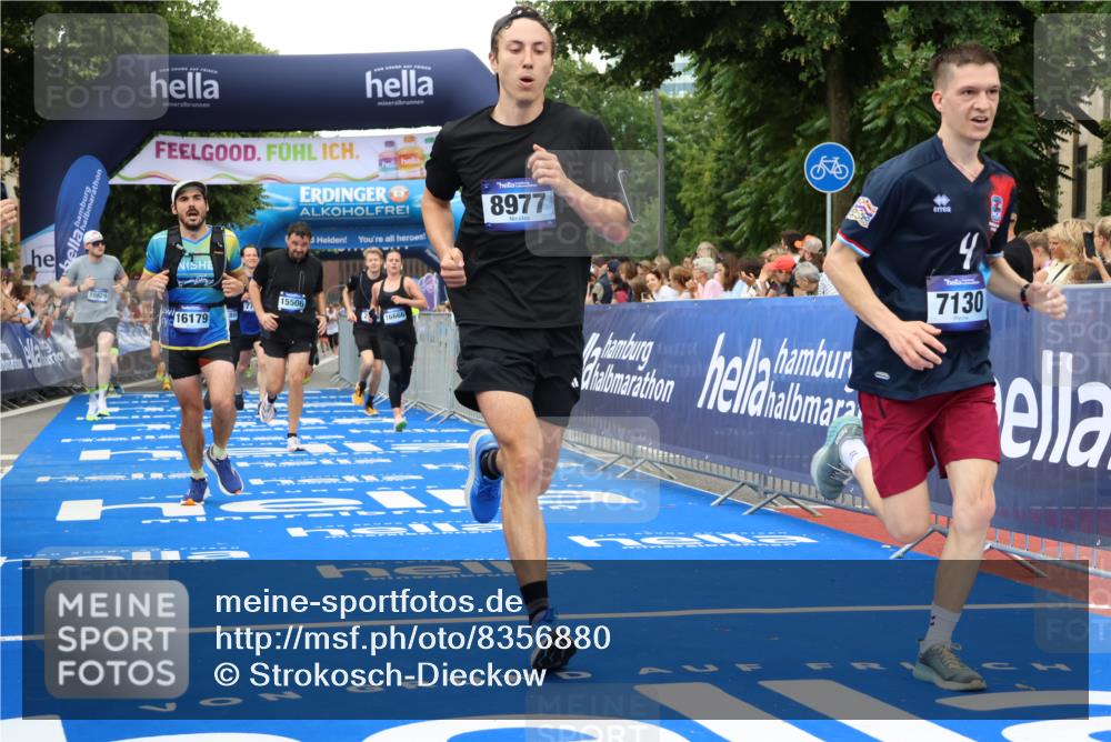29.06.2025 - hella hamburg halbmarathon Strokosch-Dieckow http://msf.ph/oto/8356880 29.06.2025 10:52:02 Ziel 1482, 2397, 2595, 4033, 5093, 5336, 5378, 6390, 7130, 7409, 7724, 7732, 8413, 8977, 10057, 12580, 13726, 14248, 15356, 15506, 15829, 16179, 16666, 17033, 17978, 18801, 18869 meine-sportfotos.de