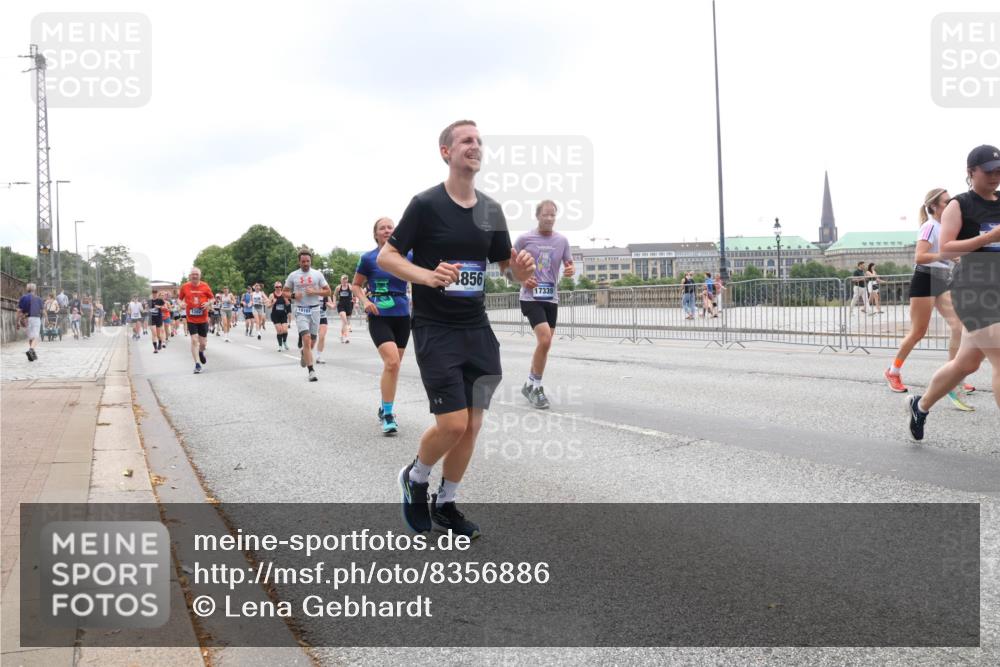 29.06.2025 - hella hamburg halbmarathon Lena Gebhardt http://msf.ph/oto/8356886 29.06.2025 10:48:06 Lombardsbrücke 19101, 856, 17339, 1045, 1157, 1174, 1175, 1246, 1392, 1618, 1639, 1645, 1701, 1926, 2037, 2163, 2195, 2197, 2418, 2475, 2491, 2545, 2650, 2704, 2756, 2790, 2909, 2958, 3049, 3320, 3468, 3504, 3679, 3933, 4327, 4588, 4856, 5585, 5781, 5886, 5952, 6143, 7240, 7393, 7394, 7427, 7532, 7916, 7970, 8077, 8310, 8521, 8550, 8774, 8948, 9356, 9687, 9696, 9697, 9775, 9921, 10145, 10658, 10777, 10794, 10991, 11548, 11742, 11781, 11802, 11909, 12431 meine-sportfotos.de