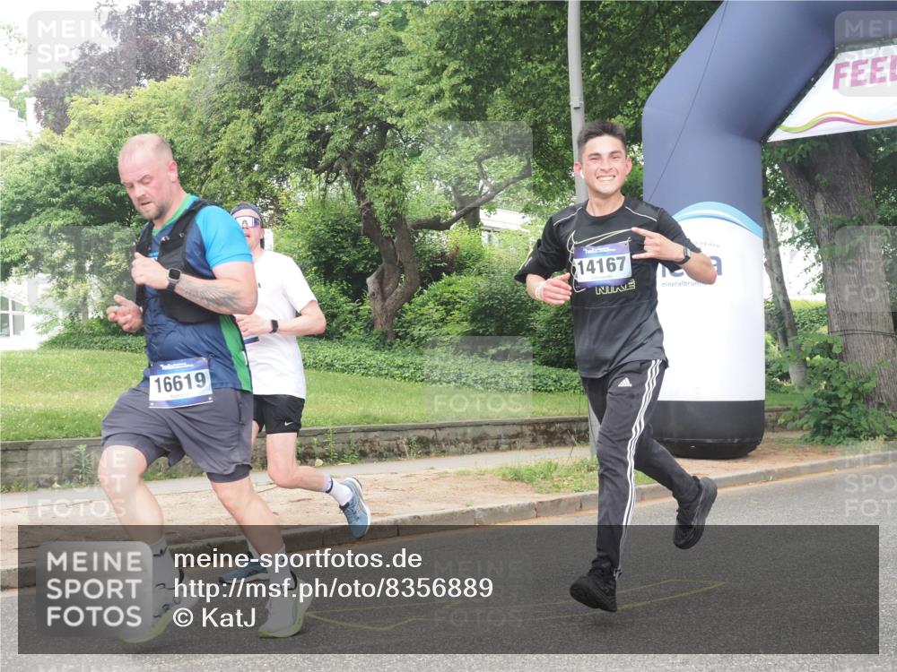 29.06.2025 - hella hamburg halbmarathon KatJ http://msf.ph/oto/8356889 29.06.2025 10:22:02 Zwischen KM18-KM19 1707, 1990 meine-sportfotos.de