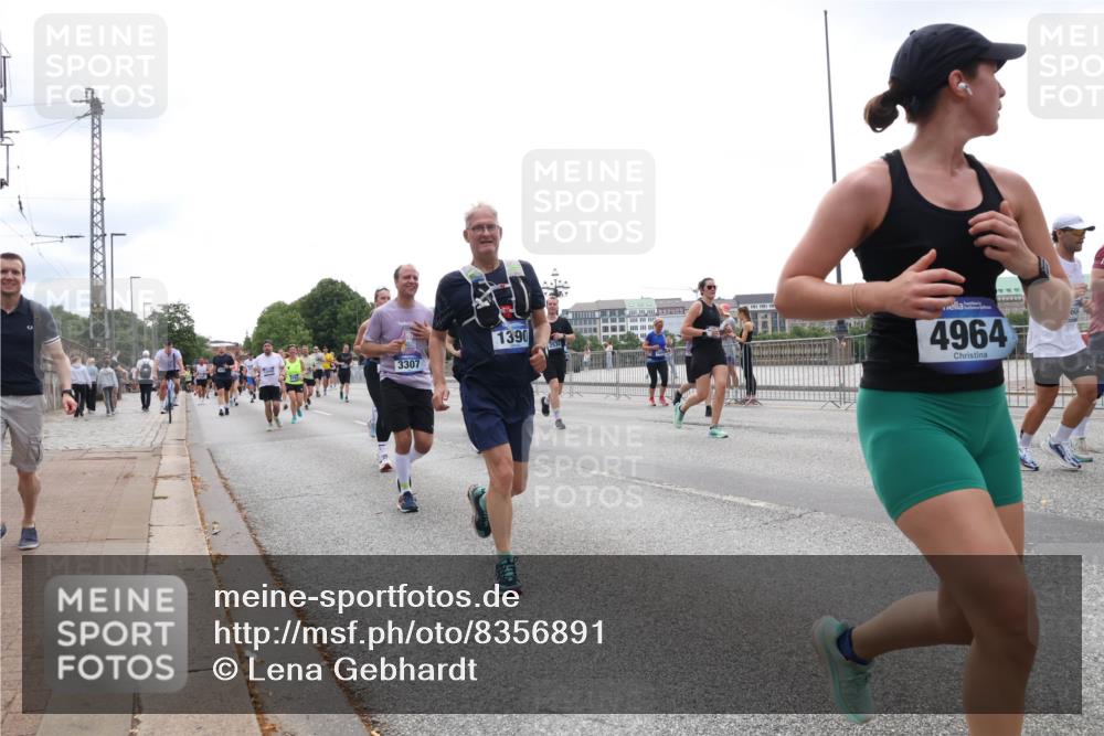 29.06.2025 - hella hamburg halbmarathon Lena Gebhardt http://msf.ph/oto/8356891 29.06.2025 10:39:02 Lombardsbrücke 3307, 1390, 2534, 4964, 56, 1232, 1390, 1451, 1760, 1856, 2092, 2524, 2534, 2571, 2574, 2576, 2660, 2693, 2843, 2893, 2998, 3216, 3275, 3307, 3323, 3726, 3727, 3745, 3927, 4028, 4257, 4259, 4260, 4316, 4320, 4410, 4523, 4659, 4882, 4964, 5913, 6062, 6112, 6611, 6695, 6696, 6875, 7148, 7263, 7341, 7506, 7589, 7815, 7849, 8243, 8367, 8457, 8783, 9420, 9446, 9708, 9974, 9977, 10001, 10072, 10315, 10516, 10554, 13060 meine-sportfotos.de