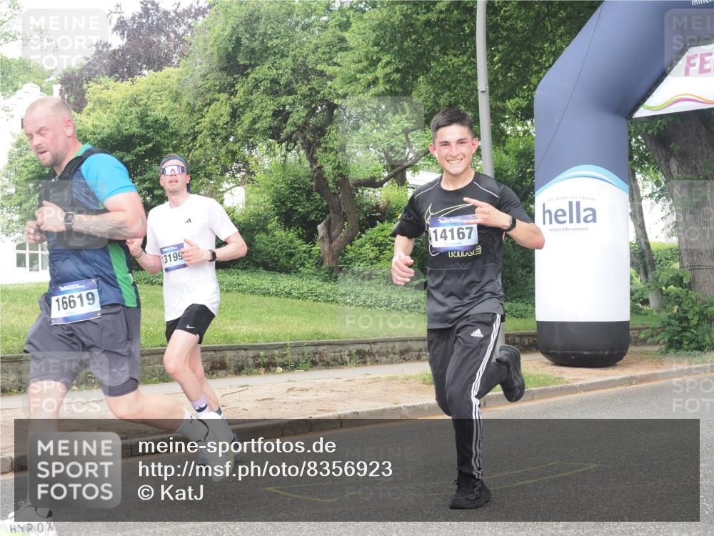 29.06.2025 - hella hamburg halbmarathon KatJ http://msf.ph/oto/8356923 29.06.2025 10:22:02 Zwischen KM18-KM19 1707, 1990 meine-sportfotos.de
