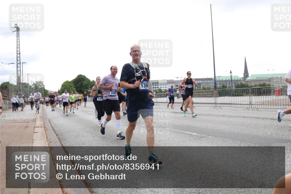 29.06.2025 - hella hamburg halbmarathon Lena Gebhardt http://msf.ph/oto/8356941 29.06.2025 10:39:02 Lombardsbrücke 4257, 3307, 1390, 56, 1232, 1390, 1451, 1760, 1856, 2092, 2524, 2534, 2571, 2574, 2576, 2660, 2693, 2843, 2893, 2998, 3216, 3275, 3307, 3323, 3726, 3727, 3745, 3927, 4028, 4257, 4259, 4260, 4316, 4320, 4410, 4523, 4659, 4882, 4964, 5913, 6062, 6112, 6611, 6695, 6696, 6875, 7148, 7263, 7341, 7506, 7589, 7815, 7849, 8243, 8367, 8457, 8783, 9420, 9446, 9708, 9974, 9977, 10001, 10072, 10315, 10516, 10554, 13060 meine-sportfotos.de