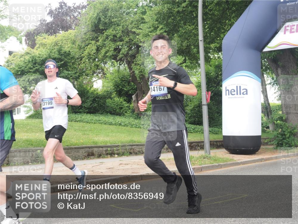 29.06.2025 - hella hamburg halbmarathon KatJ http://msf.ph/oto/8356949 29.06.2025 10:22:02 Zwischen KM18-KM19 1707, 1990 meine-sportfotos.de