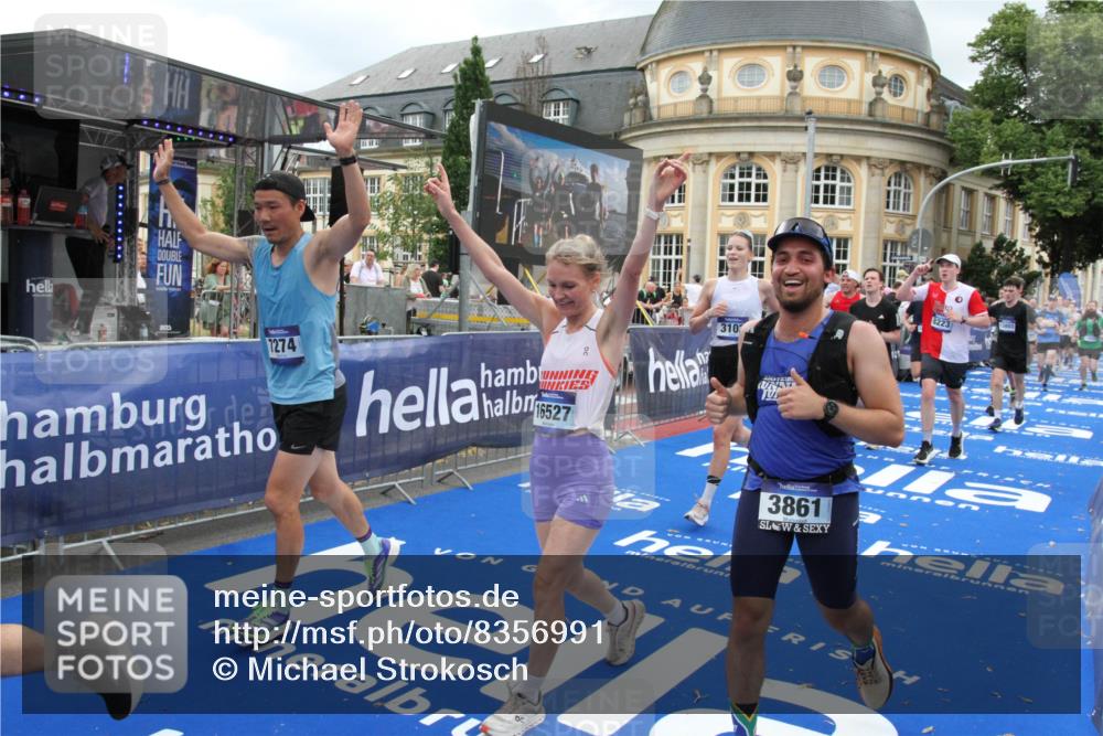 29.06.2025 - hella hamburg halbmarathon Michael Strokosch http://msf.ph/oto/8356991 29.06.2025 10:54:21 Ziel 1267, 3103, 3177, 3861, 6082, 6084, 6512, 7274, 8223, 11430, 13033, 13289, 13803, 15169, 15946, 16527, 16574, 16750, 16879, 17087, 17698, 18268 meine-sportfotos.de
