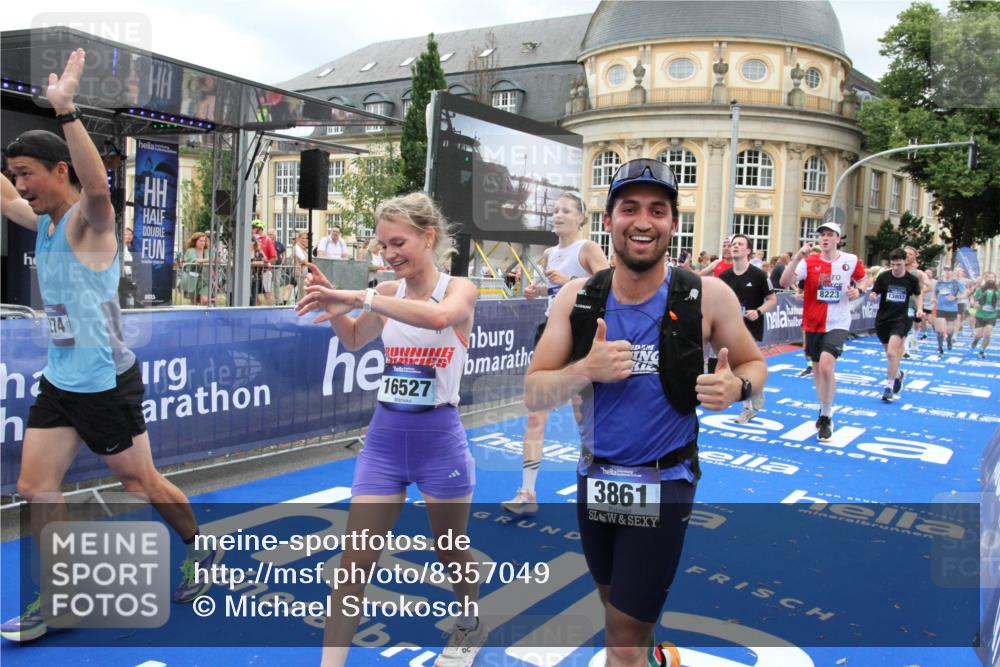 29.06.2025 - hella hamburg halbmarathon Michael Strokosch http://msf.ph/oto/8357049 29.06.2025 10:54:22 Ziel 1267, 1442, 3103, 3177, 3861, 6082, 6084, 6511, 6512, 7274, 8223, 8772, 11430, 13033, 13289, 13803, 15946, 16527, 16574, 16750, 16879, 17087, 17698, 18268 meine-sportfotos.de