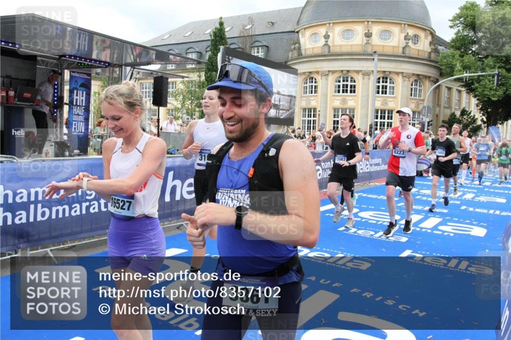 29.06.2025 - hella hamburg halbmarathon Michael Strokosch http://msf.ph/oto/8357102 29.06.2025 10:54:22 Ziel 1267, 1442, 3103, 3177, 3861, 6082, 6084, 6511, 6512, 7274, 8223, 8772, 11430, 13033, 13289, 13803, 15946, 16527, 16574, 16750, 16879, 17087, 17698, 18268 meine-sportfotos.de