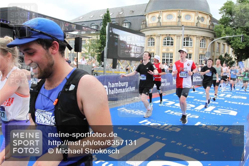 29.06.2025 - hella hamburg halbmarathon Michael Strokosch http://msf.ph/oto/8357131 29.06.2025 10:54:22 Ziel 1267, 1442, 3103, 3177, 3861, 6082, 6084, 6511, 6512, 7274, 8223, 8772, 11430, 13033, 13289, 13803, 15946, 16527, 16574, 16750, 16879, 17087, 17698, 18268 meine-sportfotos.de