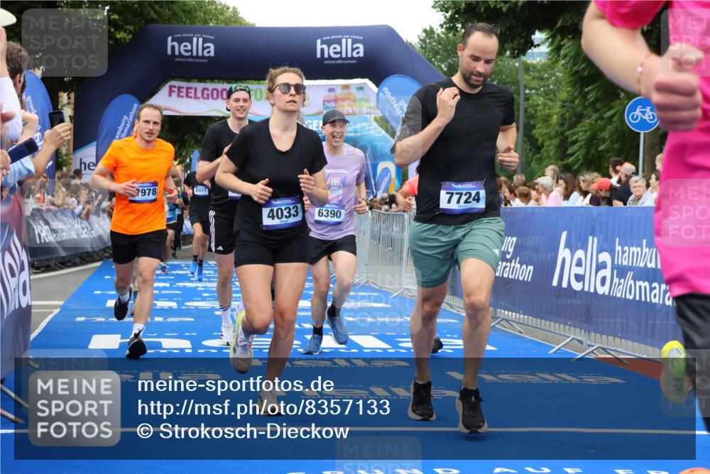 29.06.2025 - hella hamburg halbmarathon Strokosch-Dieckow http://msf.ph/oto/8357133 29.06.2025 10:51:58 Ziel 2818, 2823, 2880, 4033, 4297, 5102, 5336, 6390, 7130, 7409, 7724, 7732, 8413, 8856, 8977, 10057, 13799, 15356, 15506, 15690, 15829, 16179, 16666, 17815, 17962, 17978, 18869 meine-sportfotos.de