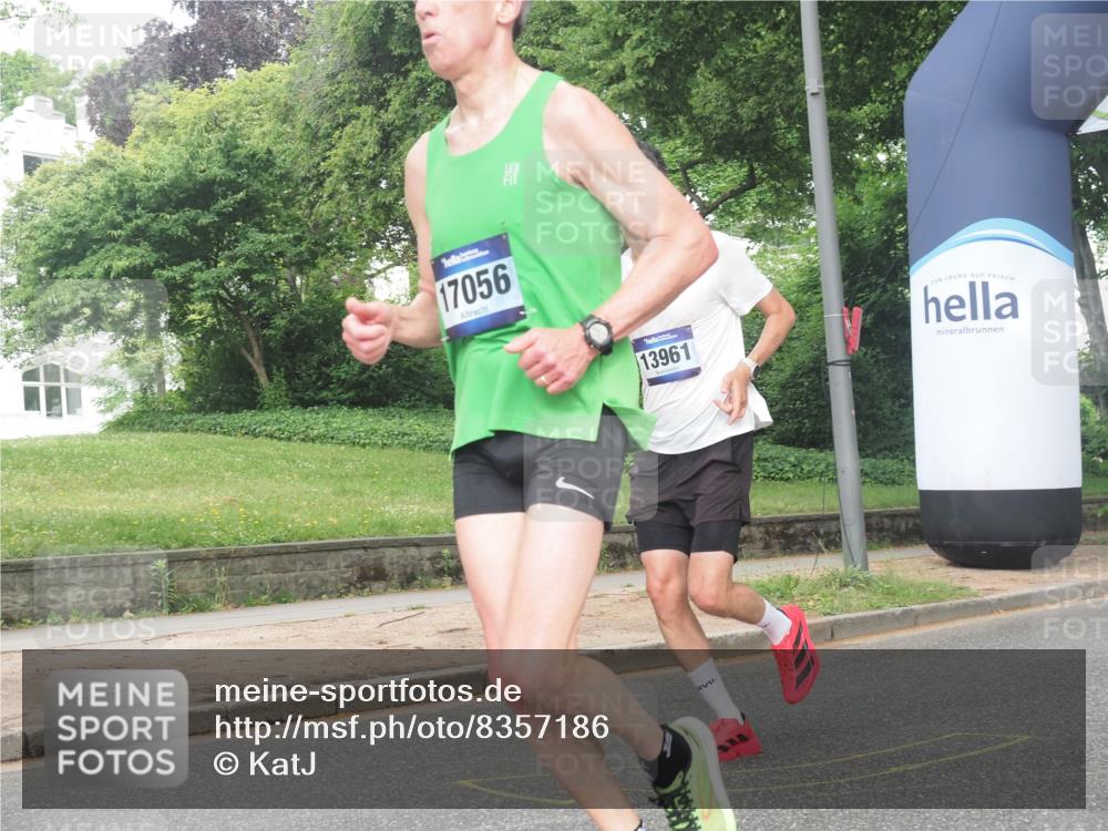 29.06.2025 - hella hamburg halbmarathon KatJ http://msf.ph/oto/8357186 29.06.2025 10:22:04 Zwischen KM18-KM19  meine-sportfotos.de