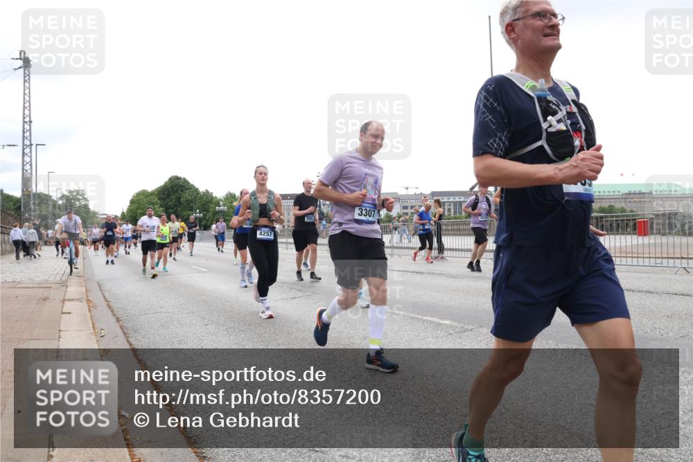 29.06.2025 - hella hamburg halbmarathon Lena Gebhardt http://msf.ph/oto/8357200 29.06.2025 10:39:03 Lombardsbrücke 4257, 1232, 3307, 56, 1232, 1390, 1451, 1760, 1856, 1883, 2092, 2524, 2534, 2571, 2574, 2576, 2660, 2693, 2843, 2893, 2998, 3275, 3307, 3323, 3726, 3727, 3745, 3927, 4028, 4257, 4259, 4260, 4316, 4320, 4410, 4523, 4659, 4882, 4964, 5913, 6062, 6112, 6611, 6695, 6696, 6875, 7148, 7263, 7341, 7506, 7524, 7589, 7815, 7849, 8243, 8367, 8457, 8783, 9393, 9420, 9446, 9708, 9974, 9977, 10001, 10072, 10315, 10516, 10554, 13060 meine-sportfotos.de
