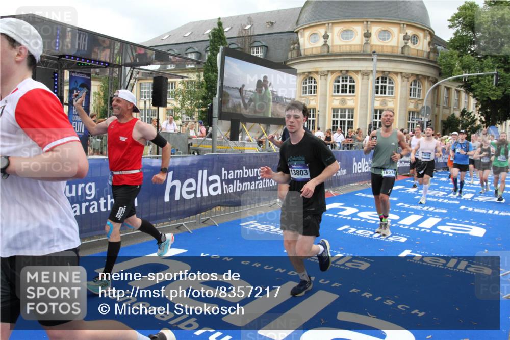 29.06.2025 - hella hamburg halbmarathon Michael Strokosch http://msf.ph/oto/8357217 29.06.2025 10:54:24 Ziel 1267, 1442, 3103, 3426, 3861, 4635, 6511, 6512, 7274, 8223, 8772, 11430, 12362, 13289, 13803, 15946, 16327, 16527, 16574, 16750, 16879, 17087, 17698, 18268 meine-sportfotos.de