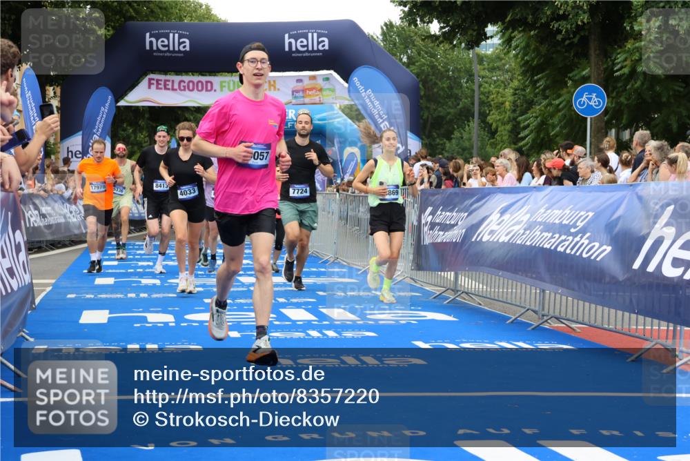 29.06.2025 - hella hamburg halbmarathon Strokosch-Dieckow http://msf.ph/oto/8357220 29.06.2025 10:51:56 Ziel 2818, 2823, 2880, 4033, 4297, 5102, 5336, 6390, 7130, 7409, 7724, 8413, 8856, 8977, 9793, 9959, 10057, 13799, 15356, 15506, 15690, 16179, 17815, 17962, 17978, 18869, 19137 meine-sportfotos.de