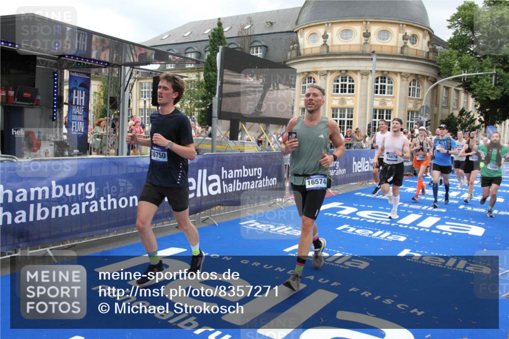 29.06.2025 - hella hamburg halbmarathon Michael Strokosch http://msf.ph/oto/8357271 29.06.2025 10:54:25 Ziel 1267, 1442, 3426, 4635, 6511, 6512, 8223, 8772, 11009, 11430, 12321, 12362, 13289, 13803, 15946, 16327, 16574, 16750, 16879, 17087, 17698, 18268, 19067 meine-sportfotos.de