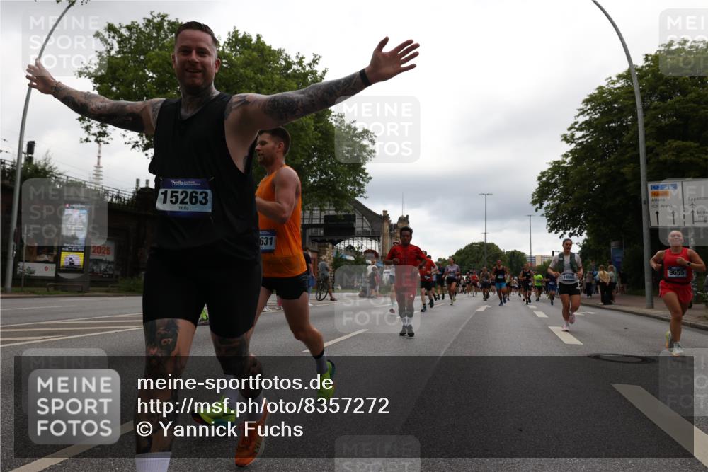 29.06.2025 - hella hamburg halbmarathon Yannick Fuchs http://msf.ph/oto/8357272 29.06.2025 10:53:05 20KM 1285, 1642, 1946, 1951, 2006, 2027, 2348, 2584, 2677, 2855, 2957, 2978, 3181, 3983, 4088, 4592, 5084, 5347, 5633, 6202, 6208, 6636, 6997, 7031, 7223, 7476, 8290, 8929, 9655, 10036, 10759, 10943, 11938, 12633, 13407, 13583, 14375, 14567, 14631, 14902, 14914, 14965, 15232, 15240, 15263, 15284, 15824, 16160, 16341, 16563, 16910, 17017, 17346, 17503, 17630, 18112, 18153, 18232, 18266, 18327, 18954, 19015, 19160 meine-sportfotos.de