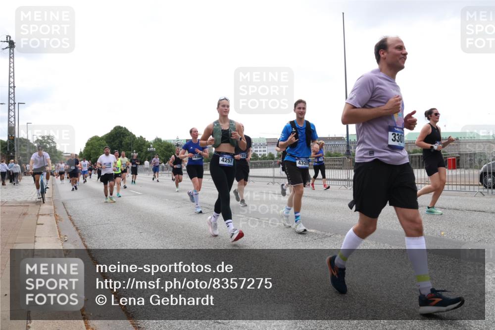 29.06.2025 - hella hamburg halbmarathon Lena Gebhardt http://msf.ph/oto/8357275 29.06.2025 10:39:04 Lombardsbrücke 16388, 4257, 232, 4320, 330, 56, 1232, 1390, 1451, 1760, 1856, 1883, 2092, 2524, 2534, 2571, 2574, 2576, 2660, 2693, 2843, 2893, 2998, 3275, 3307, 3323, 3726, 3727, 3745, 3927, 4028, 4257, 4259, 4260, 4316, 4320, 4410, 4523, 4659, 4882, 4964, 5913, 6062, 6112, 6611, 6695, 6696, 6875, 7263, 7341, 7506, 7524, 7589, 7815, 7849, 8243, 8367, 8457, 8783, 9393, 9420, 9446, 9708, 9974, 9977, 10001, 10072, 10315, 10516, 10554, 13060 meine-sportfotos.de