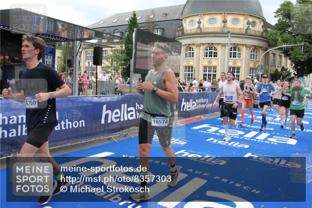 29.06.2025 - hella hamburg halbmarathon Michael Strokosch http://msf.ph/oto/8357303 29.06.2025 10:54:25 Ziel 1267, 1442, 3426, 4635, 6511, 6512, 8223, 8772, 11009, 11430, 12321, 12362, 13289, 13803, 15946, 16327, 16574, 16750, 16879, 17087, 17698, 18268, 19067 meine-sportfotos.de