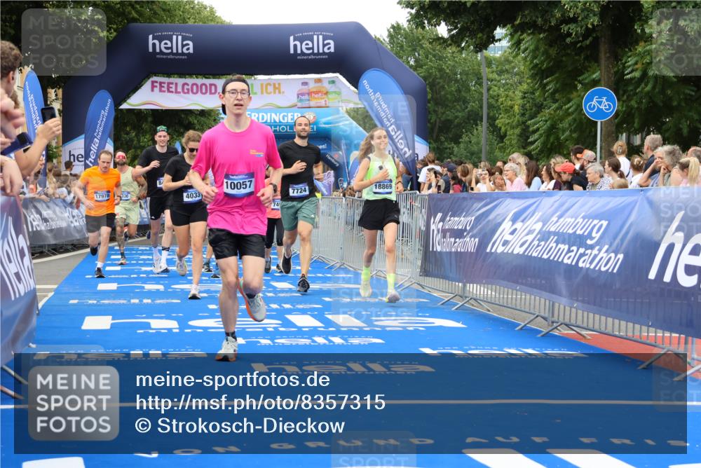 29.06.2025 - hella hamburg halbmarathon Strokosch-Dieckow http://msf.ph/oto/8357315 29.06.2025 10:51:56 Ziel 2818, 2823, 2880, 4033, 4297, 5102, 5336, 6390, 7130, 7409, 7724, 8413, 8856, 8977, 9793, 9959, 10057, 13799, 15356, 15506, 15690, 16179, 17815, 17962, 17978, 18869, 19137 meine-sportfotos.de
