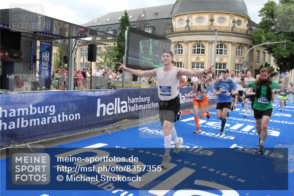 29.06.2025 - hella hamburg halbmarathon Michael Strokosch http://msf.ph/oto/8357355 29.06.2025 10:54:26 Ziel 1267, 1442, 3426, 4635, 6511, 6512, 7129, 8772, 11009, 11430, 12321, 12362, 13289, 13803, 15946, 16327, 16574, 16750, 16879, 17698, 18268, 19067 meine-sportfotos.de