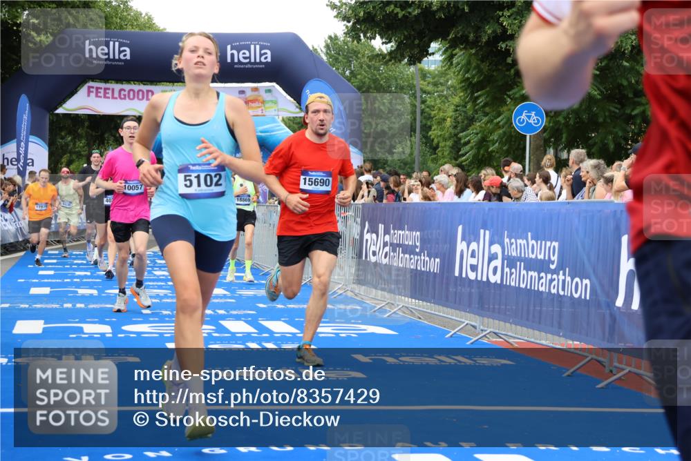 29.06.2025 - hella hamburg halbmarathon Strokosch-Dieckow http://msf.ph/oto/8357429 29.06.2025 10:51:54 Ziel 2818, 2823, 2880, 4033, 4297, 5102, 5336, 6390, 7130, 7409, 7724, 8413, 8856, 8977, 9793, 9959, 10057, 13799, 15356, 15427, 15690, 16907, 17815, 17962, 17978, 18869, 19137 meine-sportfotos.de