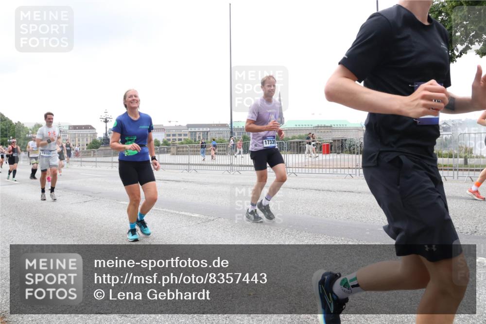 29.06.2025 - hella hamburg halbmarathon Lena Gebhardt http://msf.ph/oto/8357443 29.06.2025 10:48:07 Lombardsbrücke 19101, 17339, 1045, 1157, 1174, 1175, 1246, 1392, 1618, 1639, 1645, 1701, 1926, 2037, 2163, 2195, 2197, 2418, 2475, 2491, 2545, 2650, 2704, 2756, 2790, 2909, 2958, 3049, 3320, 3468, 3504, 3679, 3933, 4327, 4588, 4856, 5585, 5781, 5886, 5952, 6143, 7240, 7393, 7394, 7427, 7532, 7916, 7970, 8077, 8310, 8521, 8774, 8948, 9356, 9687, 9696, 9697, 9775, 9921, 10145, 10658, 10777, 10794, 10991, 11548, 11742, 11781, 11802, 11909, 12431 meine-sportfotos.de