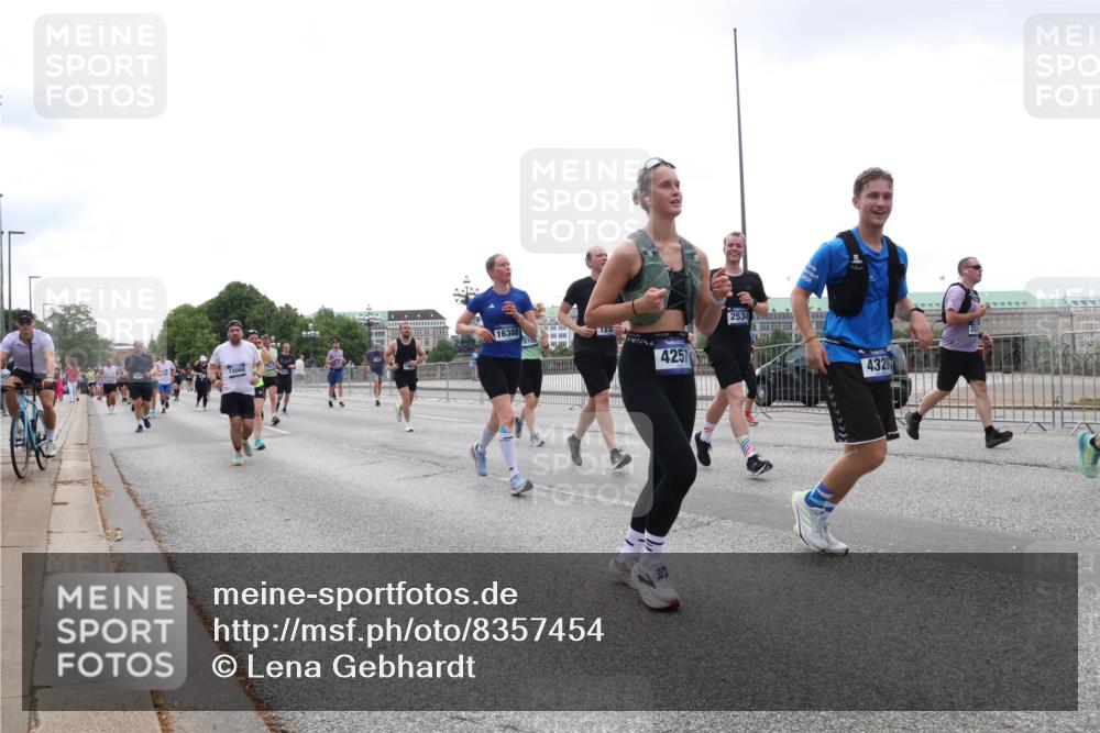 29.06.2025 - hella hamburg halbmarathon Lena Gebhardt http://msf.ph/oto/8357454 29.06.2025 10:39:04 Lombardsbrücke 13060, 16388, 4257, 2534, 2024, 4320, 56, 1232, 1390, 1451, 1760, 1856, 1883, 2092, 2524, 2534, 2571, 2574, 2576, 2660, 2693, 2843, 2893, 2998, 3275, 3307, 3323, 3726, 3727, 3745, 3927, 4028, 4257, 4259, 4260, 4316, 4320, 4410, 4523, 4659, 4882, 4964, 5913, 6062, 6112, 6611, 6695, 6696, 6875, 7263, 7341, 7506, 7524, 7589, 7815, 7849, 8243, 8367, 8457, 8783, 9393, 9420, 9446, 9708, 9974, 9977, 10001, 10072, 10315, 10516, 10554, 13060 meine-sportfotos.de