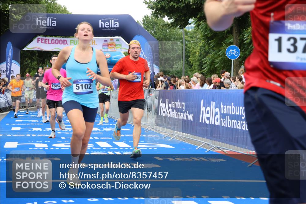 29.06.2025 - hella hamburg halbmarathon Strokosch-Dieckow http://msf.ph/oto/8357457 29.06.2025 10:51:54 Ziel 2818, 2823, 2880, 4033, 4297, 5102, 5336, 6390, 7130, 7409, 7724, 8413, 8856, 8977, 9793, 9959, 10057, 13799, 15356, 15427, 15690, 16907, 17815, 17962, 17978, 18869, 19137 meine-sportfotos.de