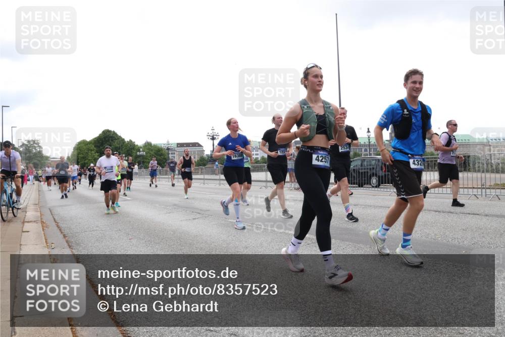 29.06.2025 - hella hamburg halbmarathon Lena Gebhardt http://msf.ph/oto/8357523 29.06.2025 10:39:04 Lombardsbrücke 16388, 123, 4257, 2534, 432, 56, 1232, 1390, 1451, 1760, 1856, 1883, 2092, 2524, 2534, 2571, 2574, 2576, 2660, 2693, 2843, 2893, 2998, 3275, 3307, 3323, 3726, 3727, 3745, 3927, 4028, 4257, 4259, 4260, 4316, 4320, 4410, 4523, 4659, 4882, 4964, 5913, 6062, 6112, 6611, 6695, 6696, 6875, 7263, 7341, 7506, 7524, 7589, 7815, 7849, 8243, 8367, 8457, 8783, 9393, 9420, 9446, 9708, 9974, 9977, 10001, 10072, 10315, 10516, 10554, 13060 meine-sportfotos.de