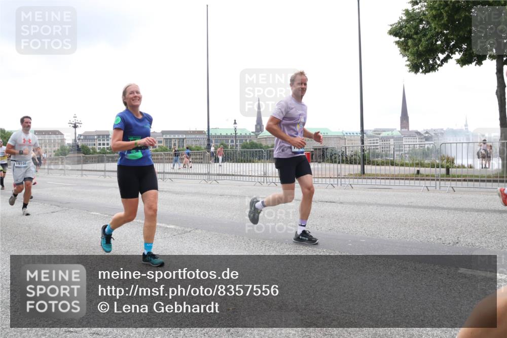 29.06.2025 - hella hamburg halbmarathon Lena Gebhardt http://msf.ph/oto/8357556 29.06.2025 10:48:07 Lombardsbrücke 19101, 1045, 1157, 1174, 1175, 1246, 1392, 1618, 1639, 1645, 1701, 1926, 2037, 2163, 2195, 2197, 2418, 2475, 2491, 2545, 2650, 2704, 2756, 2790, 2909, 2958, 3049, 3320, 3468, 3504, 3679, 3933, 4327, 4588, 4856, 5585, 5781, 5886, 5952, 6143, 7240, 7393, 7394, 7427, 7532, 7916, 7970, 8077, 8310, 8521, 8774, 8948, 9356, 9687, 9696, 9697, 9775, 9921, 10145, 10658, 10777, 10794, 10991, 11548, 11742, 11781, 11802, 11909, 12431 meine-sportfotos.de