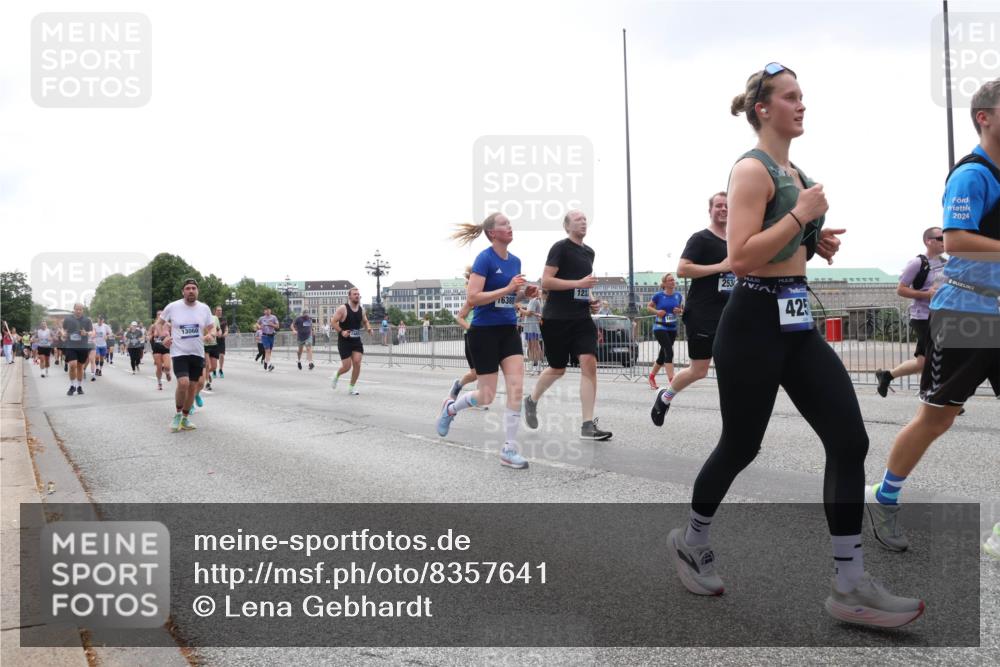29.06.2025 - hella hamburg halbmarathon Lena Gebhardt http://msf.ph/oto/8357641 29.06.2025 10:39:05 Lombardsbrücke 13060, 16388, 123, 253, 425, 2024, 56, 1232, 1390, 1451, 1760, 1856, 1883, 2092, 2524, 2534, 2571, 2574, 2693, 2843, 2893, 2998, 3275, 3307, 3323, 3726, 3727, 3745, 3927, 4028, 4257, 4259, 4260, 4316, 4320, 4410, 4523, 4603, 4659, 4882, 4964, 5913, 6062, 6112, 6342, 6343, 6611, 6695, 6696, 6875, 7263, 7341, 7501, 7506, 7524, 7589, 7815, 7849, 8203, 8243, 8367, 8457, 8783, 9393, 9420, 9446, 9708, 9974, 9977, 10001, 10072, 10315, 10516, 10554, 13060 meine-sportfotos.de