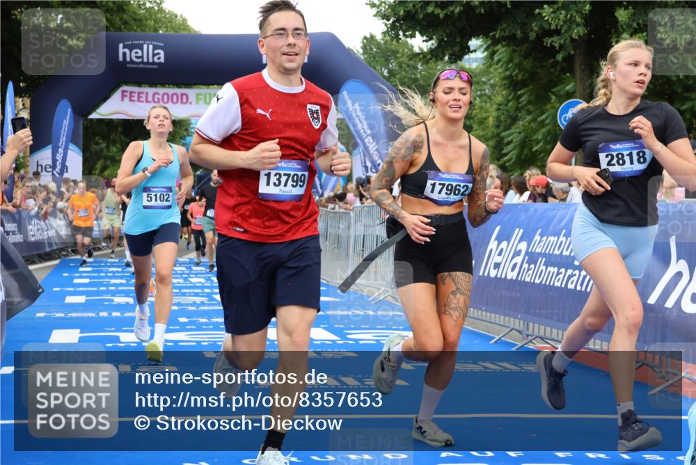 29.06.2025 - hella hamburg halbmarathon Strokosch-Dieckow http://msf.ph/oto/8357653 29.06.2025 10:51:53 Ziel 2396, 2818, 2823, 2880, 4033, 4297, 5102, 5336, 6390, 7130, 7409, 7724, 8413, 8710, 8856, 8977, 9793, 9959, 10057, 12224, 13799, 15356, 15427, 15690, 16907, 17815, 17962, 17978, 18869, 19137 meine-sportfotos.de