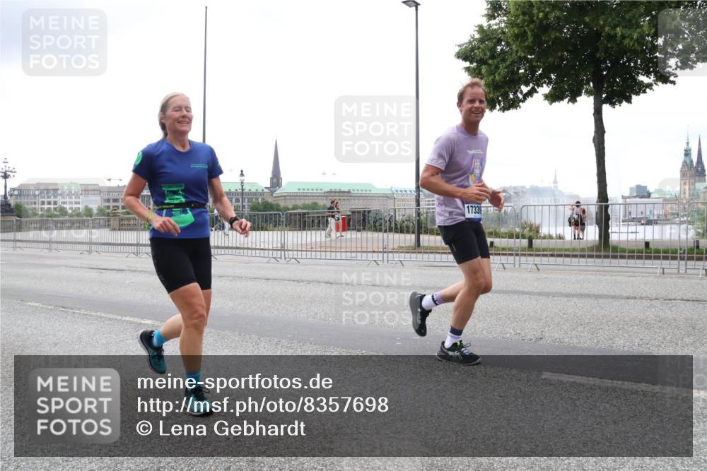 29.06.2025 - hella hamburg halbmarathon Lena Gebhardt http://msf.ph/oto/8357698 29.06.2025 10:48:08 Lombardsbrücke 17339, 1045, 1157, 1174, 1175, 1246, 1392, 1618, 1639, 1645, 1701, 1926, 2037, 2163, 2195, 2197, 2418, 2475, 2491, 2545, 2627, 2650, 2704, 2756, 2790, 2909, 2958, 3049, 3320, 3468, 3504, 3679, 3933, 4327, 4588, 4856, 5585, 5781, 5886, 5952, 6143, 7240, 7393, 7394, 7427, 7532, 7916, 8077, 8310, 8521, 8774, 8948, 9356, 9696, 9697, 9775, 9921, 10145, 10658, 10777, 10794, 10991, 11548, 11742, 11781, 11802, 11909, 12431 meine-sportfotos.de