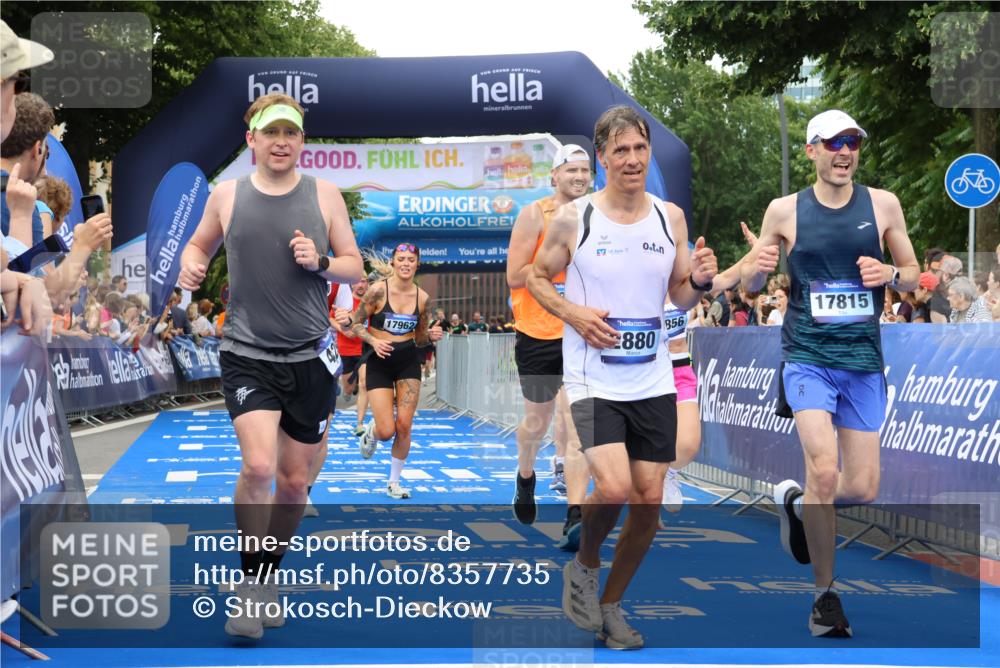 29.06.2025 - hella hamburg halbmarathon Strokosch-Dieckow http://msf.ph/oto/8357735 29.06.2025 10:51:51 Ziel 2396, 2818, 2823, 2880, 4033, 4297, 5102, 6390, 7224, 7409, 7724, 8710, 8819, 8856, 9793, 9959, 10057, 12224, 13799, 15427, 15690, 15727, 16907, 17682, 17815, 17962, 18869, 19053, 19137 meine-sportfotos.de