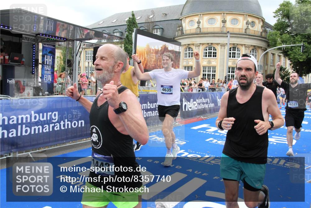 29.06.2025 - hella hamburg halbmarathon Michael Strokosch http://msf.ph/oto/8357740 29.06.2025 10:54:30 Ziel 1442, 3426, 3794, 4635, 4868, 6511, 6512, 7129, 8772, 11009, 11797, 11799, 12321, 12362, 15146, 16327, 19067 meine-sportfotos.de