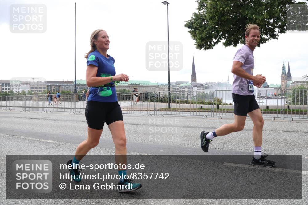 29.06.2025 - hella hamburg halbmarathon Lena Gebhardt http://msf.ph/oto/8357742 29.06.2025 10:48:08 Lombardsbrücke 45, 1045, 1157, 1174, 1175, 1246, 1392, 1618, 1639, 1645, 1701, 1926, 2037, 2163, 2195, 2197, 2418, 2475, 2491, 2545, 2627, 2650, 2704, 2756, 2790, 2909, 2958, 3049, 3320, 3468, 3504, 3679, 3933, 4327, 4588, 4856, 5585, 5781, 5886, 5952, 6143, 7240, 7393, 7394, 7427, 7532, 7916, 8077, 8310, 8521, 8774, 8948, 9356, 9696, 9697, 9775, 9921, 10145, 10658, 10777, 10794, 10991, 11548, 11742, 11781, 11802, 11909, 12431 meine-sportfotos.de