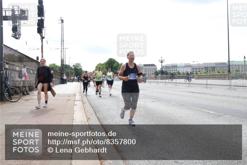 29.06.2025 - hella hamburg halbmarathon Lena Gebhardt http://msf.ph/oto/8357800 29.06.2025 10:13:59 Lombardsbrücke 15721, 1131, 1131, 1194, 1480, 1890, 2055, 2359, 2721, 2904, 2987, 3939, 4001, 4032, 4795, 4950, 4962, 5232, 5631, 5719, 6026, 6287, 6710, 6717, 6724, 7442, 7462, 7913, 7991, 8001, 8057, 8279, 8673, 9128, 9631, 9845, 9886, 10442, 10443, 10977, 11441, 11987, 12313, 12797, 12928, 12929, 12938, 13285, 13788, 15085, 15482, 15663, 15721, 15722, 15840, 16491, 17439, 17472, 17985, 18041, 18231, 18236, 18239 meine-sportfotos.de