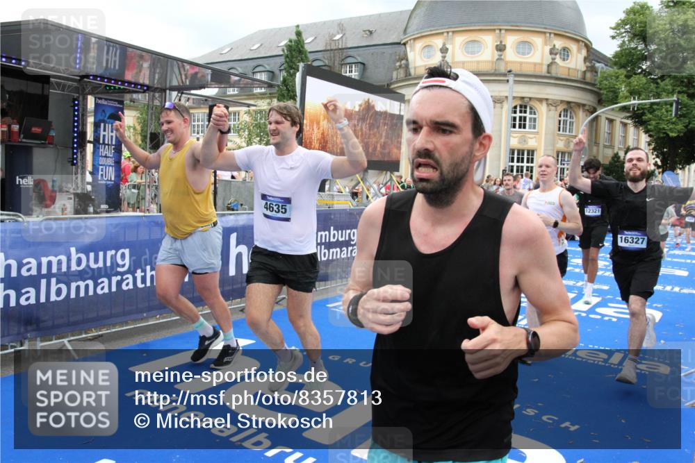 29.06.2025 - hella hamburg halbmarathon Michael Strokosch http://msf.ph/oto/8357813 29.06.2025 10:54:30 Ziel 1442, 3426, 3794, 4635, 4868, 6511, 6512, 7129, 8772, 11009, 11797, 11799, 12321, 12362, 15146, 16327, 19067 meine-sportfotos.de