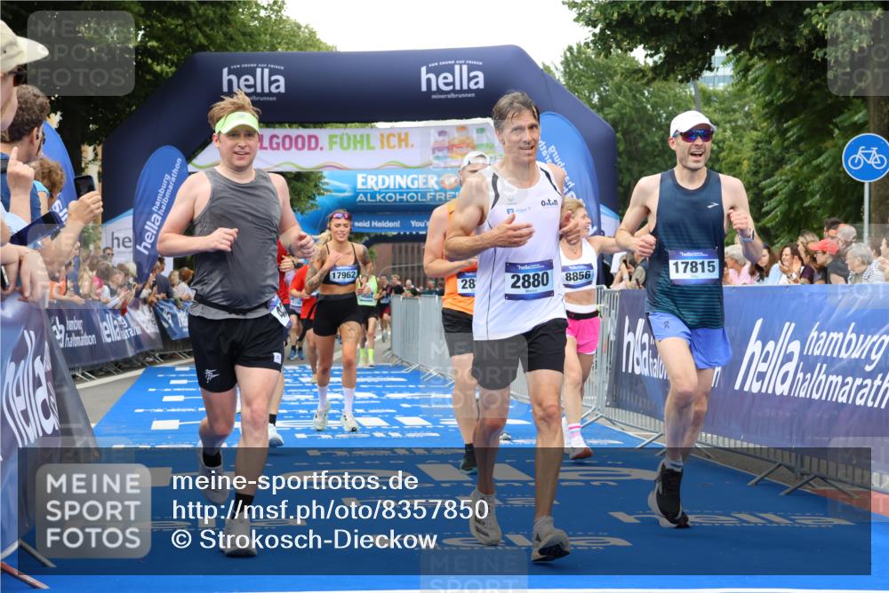 29.06.2025 - hella hamburg halbmarathon Strokosch-Dieckow http://msf.ph/oto/8357850 29.06.2025 10:51:51 Ziel 2396, 2818, 2823, 2880, 4033, 4297, 5102, 6390, 7224, 7409, 7724, 8710, 8819, 8856, 9793, 9959, 10057, 12224, 13799, 15427, 15690, 15727, 16907, 17682, 17815, 17962, 18869, 19053, 19137 meine-sportfotos.de