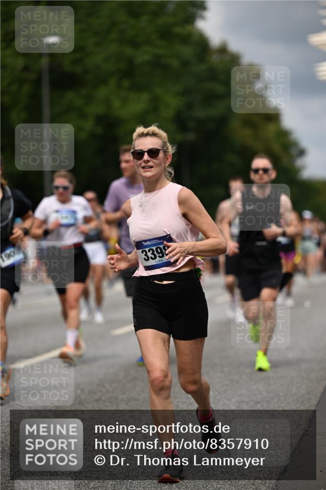 29.06.2025 - hella hamburg halbmarathon Dr. Thomas Lammeyer http://msf.ph/oto/8357910 29.06.2025 10:41:13 Kennedybrücke 56, 1022, 1118, 1253, 1488, 1490, 1597, 1948, 1952, 2072, 2552, 2811, 3165, 3230, 3398, 3428, 3714, 3873, 3895, 5224, 5560, 5786, 5789, 6359, 6804, 7202, 7235, 7707, 7773, 7823, 8257, 8258, 8315, 8936, 8937, 9918, 10024, 10112, 10123, 10862, 10931 meine-sportfotos.de