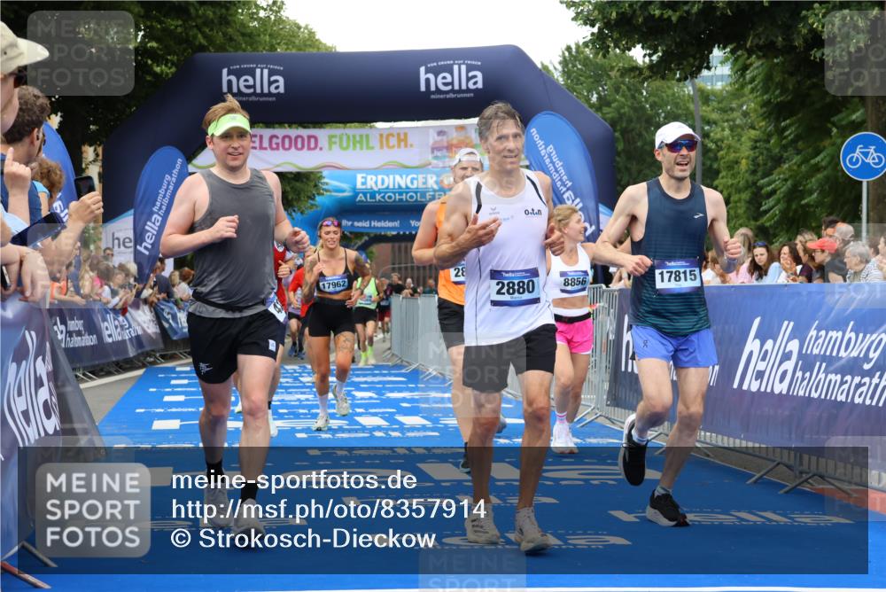 29.06.2025 - hella hamburg halbmarathon Strokosch-Dieckow http://msf.ph/oto/8357914 29.06.2025 10:51:51 Ziel 2396, 2818, 2823, 2880, 4033, 4297, 5102, 6390, 7224, 7409, 7724, 8710, 8819, 8856, 9793, 9959, 10057, 12224, 13799, 15427, 15690, 15727, 16907, 17682, 17815, 17962, 18869, 19053, 19137 meine-sportfotos.de
