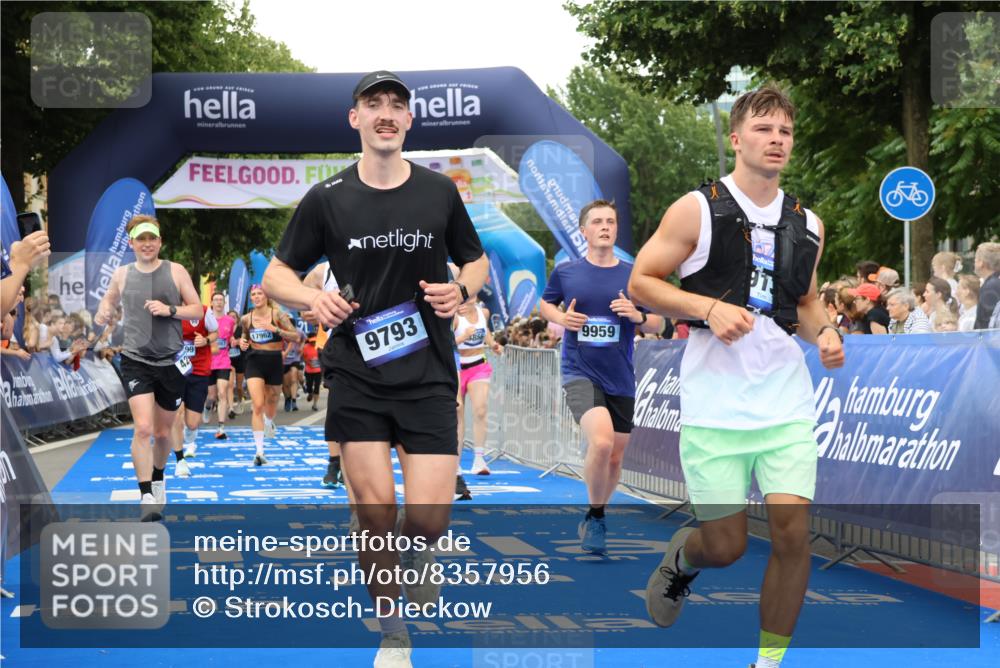 29.06.2025 - hella hamburg halbmarathon Strokosch-Dieckow http://msf.ph/oto/8357956 29.06.2025 10:51:49 Ziel 2396, 2818, 2823, 2880, 4297, 5102, 6286, 7224, 8710, 8819, 8856, 9793, 9959, 12224, 13799, 15427, 15690, 15727, 15831, 15899, 16907, 17682, 17815, 17962, 19053, 19137 meine-sportfotos.de