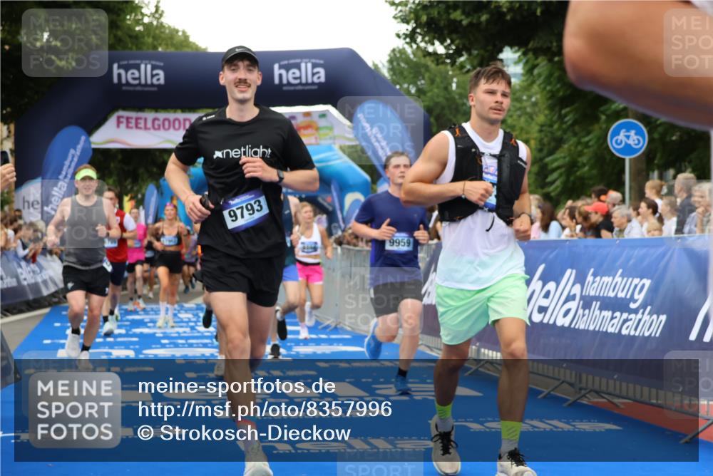 29.06.2025 - hella hamburg halbmarathon Strokosch-Dieckow http://msf.ph/oto/8357996 29.06.2025 10:51:49 Ziel 2396, 2818, 2823, 2880, 4297, 5102, 6286, 7224, 8710, 8819, 8856, 9793, 9959, 12224, 13799, 15427, 15690, 15727, 15831, 15899, 16907, 17682, 17815, 17962, 19053, 19137 meine-sportfotos.de