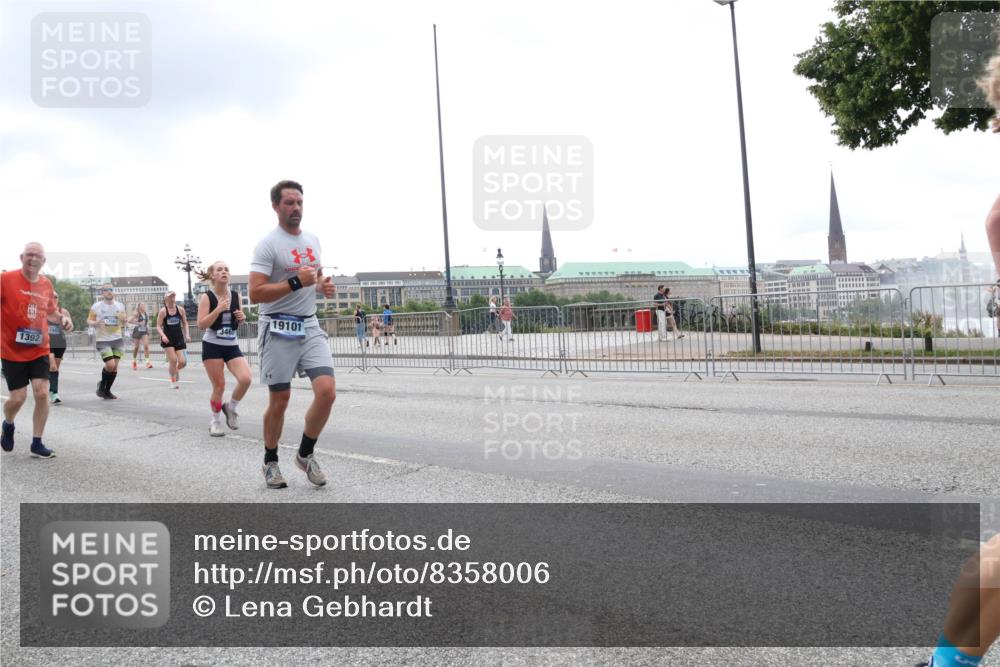 29.06.2025 - hella hamburg halbmarathon Lena Gebhardt http://msf.ph/oto/8358006 29.06.2025 10:48:09 Lombardsbrücke 1392, 7562, 346, 19101, 1157, 1174, 1175, 1246, 1392, 1618, 1639, 1645, 1701, 1926, 2037, 2163, 2195, 2197, 2418, 2475, 2491, 2545, 2627, 2650, 2704, 2756, 2790, 2909, 2958, 3049, 3320, 3468, 3504, 3679, 3933, 4327, 4588, 4856, 5585, 5781, 5886, 5952, 6143, 7240, 7393, 7394, 7427, 7532, 7916, 8077, 8310, 8521, 8774, 8948, 9356, 9696, 9697, 9775, 9921, 10145, 10658, 10777, 10794, 11548, 11742, 11781, 11909, 12431 meine-sportfotos.de