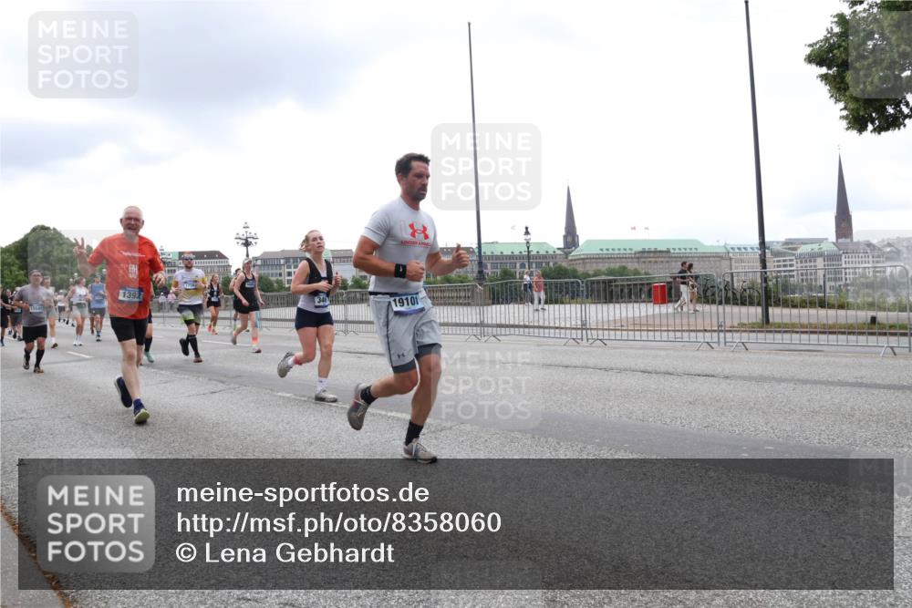 29.06.2025 - hella hamburg halbmarathon Lena Gebhardt http://msf.ph/oto/8358060 29.06.2025 10:48:09 Lombardsbrücke 15541, 1392, 346, 19101, 1157, 1174, 1175, 1246, 1392, 1618, 1639, 1645, 1701, 1926, 2037, 2163, 2195, 2197, 2418, 2475, 2491, 2545, 2627, 2650, 2704, 2756, 2790, 2909, 2958, 3049, 3320, 3468, 3504, 3679, 3933, 4327, 4588, 4856, 5585, 5781, 5886, 5952, 6143, 7240, 7393, 7394, 7427, 7532, 7916, 8077, 8310, 8521, 8774, 8948, 9356, 9696, 9697, 9775, 9921, 10145, 10658, 10777, 10794, 11548, 11742, 11781, 11909, 12431 meine-sportfotos.de