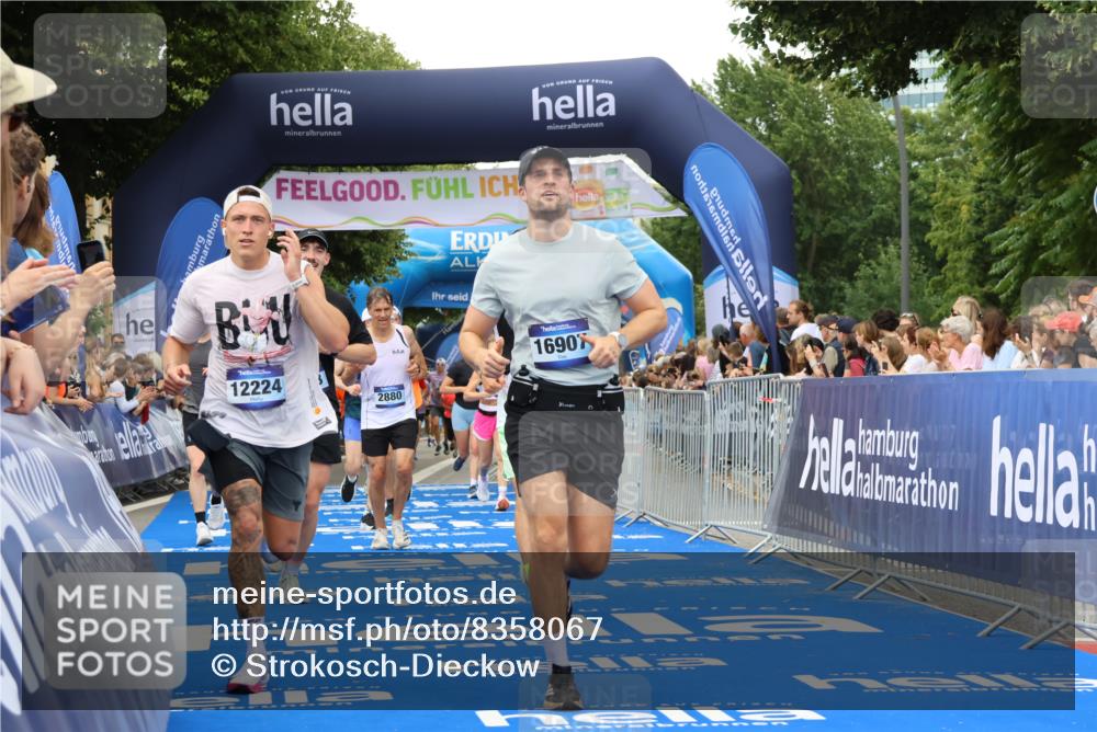 29.06.2025 - hella hamburg halbmarathon Strokosch-Dieckow http://msf.ph/oto/8358067 29.06.2025 10:51:47 Ziel 2396, 2818, 2823, 2880, 4297, 5102, 6286, 7224, 8710, 8819, 8856, 9793, 9959, 12224, 13799, 15427, 15496, 15690, 15727, 15831, 15899, 16907, 17682, 17815, 17962, 19053, 19137 meine-sportfotos.de
