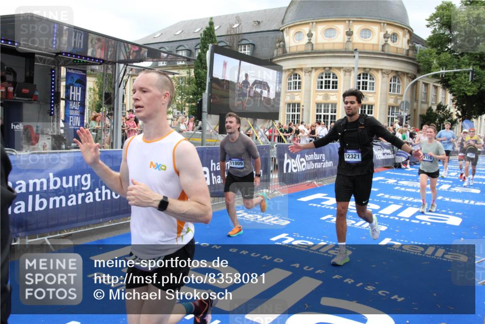 29.06.2025 - hella hamburg halbmarathon Michael Strokosch http://msf.ph/oto/8358081 29.06.2025 10:54:32 Ziel 2474, 3426, 3794, 4635, 4868, 7129, 8798, 11009, 11797, 11799, 12321, 12362, 12607, 15146, 16327, 19067 meine-sportfotos.de