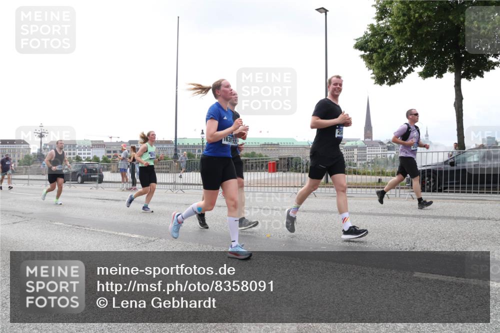 29.06.2025 - hella hamburg halbmarathon Lena Gebhardt http://msf.ph/oto/8358091 29.06.2025 10:39:06 Lombardsbrücke 163, 12, 253, 56, 1232, 1390, 1451, 1760, 1856, 1883, 2092, 2524, 2534, 2571, 2574, 2693, 2843, 2893, 2998, 3275, 3307, 3323, 3726, 3727, 3745, 3927, 4028, 4257, 4259, 4260, 4316, 4320, 4410, 4523, 4603, 4659, 4882, 4964, 5913, 6062, 6112, 6342, 6343, 6611, 6875, 7263, 7341, 7501, 7506, 7524, 7589, 7815, 7849, 8203, 8243, 8367, 8457, 8783, 9393, 9420, 9446, 9708, 9974, 9977, 10001, 10072, 10315, 10516, 10554, 13060 meine-sportfotos.de
