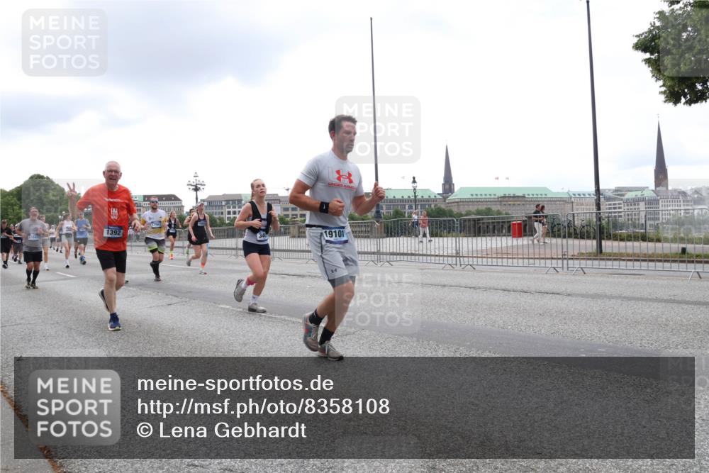 29.06.2025 - hella hamburg halbmarathon Lena Gebhardt http://msf.ph/oto/8358108 29.06.2025 10:48:09 Lombardsbrücke 1392, 19101, 1157, 1174, 1175, 1246, 1392, 1618, 1639, 1645, 1701, 1926, 2037, 2163, 2195, 2197, 2418, 2475, 2491, 2545, 2627, 2650, 2704, 2756, 2790, 2909, 2958, 3049, 3320, 3468, 3504, 3679, 3933, 4327, 4588, 4856, 5585, 5781, 5886, 5952, 6143, 7240, 7393, 7394, 7427, 7532, 7916, 8077, 8310, 8521, 8774, 8948, 9356, 9696, 9697, 9775, 9921, 10145, 10658, 10777, 10794, 11548, 11742, 11781, 11909, 12431 meine-sportfotos.de